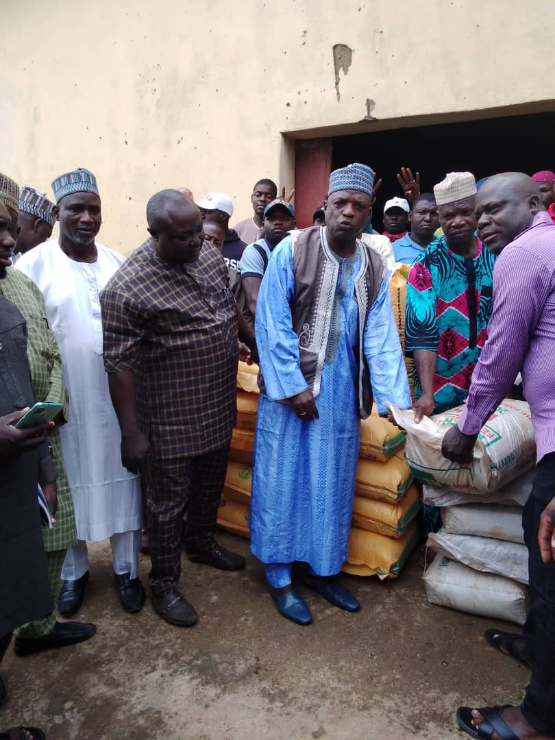 FCT Senator distributes 2400 bags of fertiliser to farmers