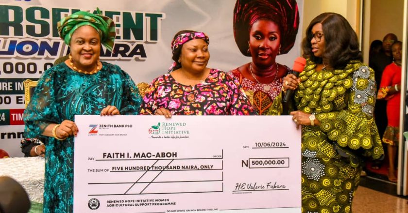 RIVERS FIRST LADY PRESENTS N10M CHEQUES TO 20 WOMEN FARMERS