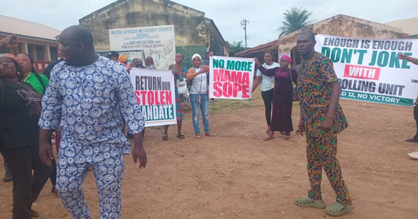 APC Members Protest Alleged Substitution Of Rotimi Ajanaku’s Name With Folake Olunloyo, Decry Marginalisation Of Ward 12