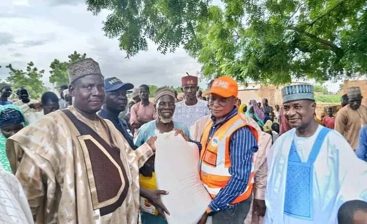 Senator Tambuwal Hands Over ₦20 Million Financial Support, NEMA Relief Materials to IDPs in Tureta and Bodinga